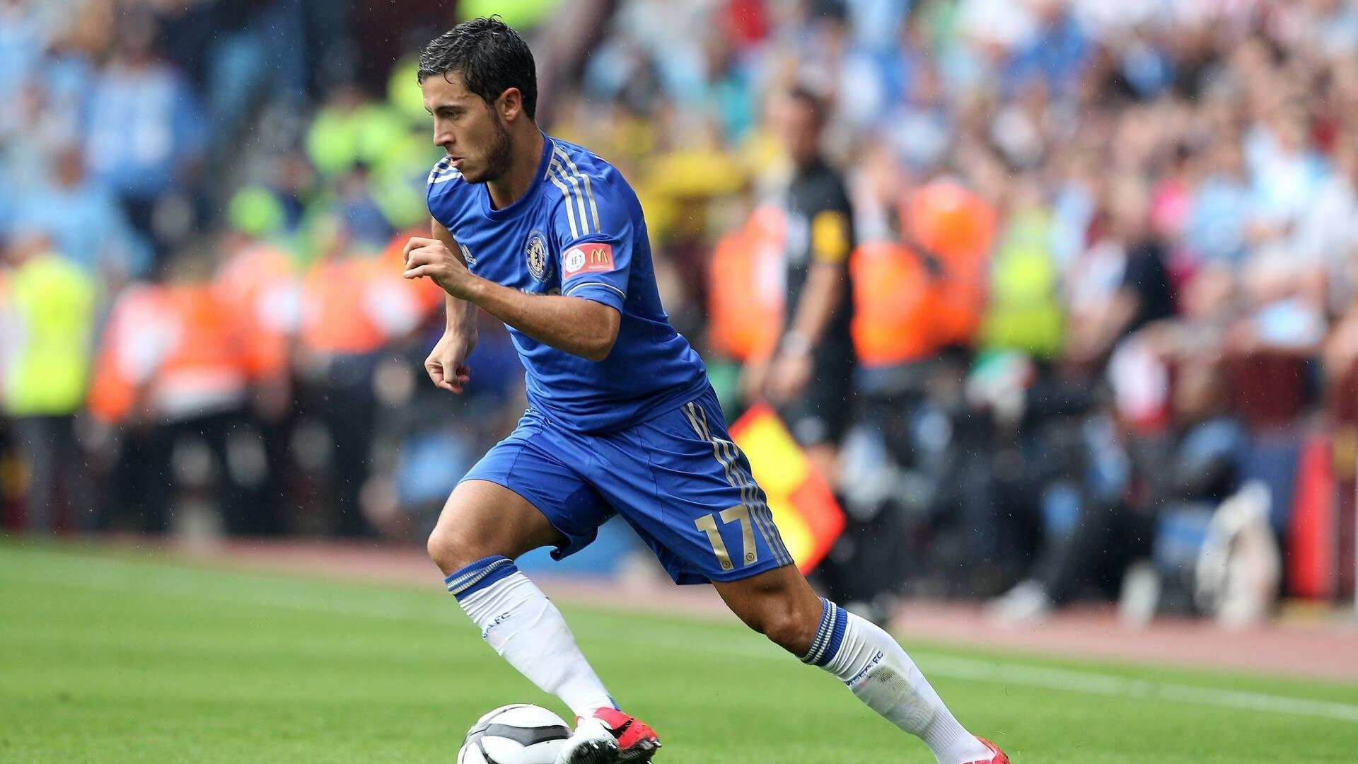 ayx体育全站-精彩抢断：防守战中的高光时刻，抢断是进攻还是防守